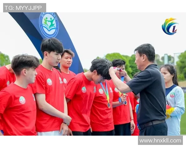 足球明星齐聚昆明共襄盛举 市民热情迎接绿茵风暴的到来